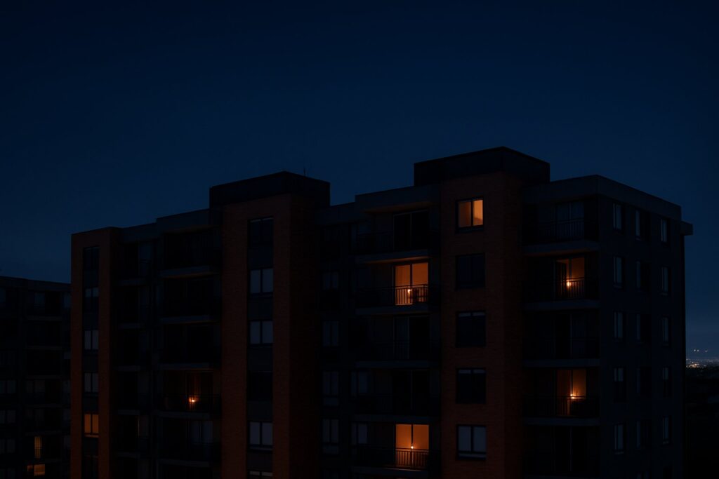 Edificio residencial de noche durante un corte de energia